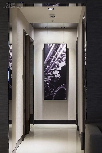 
7.不鏽鋼鍍鈦的設計在門框、天花板隨處可見，增添不少現代感。