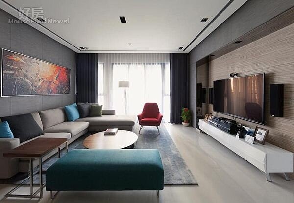 
5.整體裝潢走現代簡約風，電視牆採用洞石切割，俐落感十足。