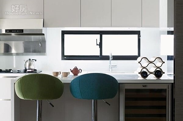 
8.廚房採中島吧台設計，搭配顏色鮮豔的高腳椅增加活潑感。
