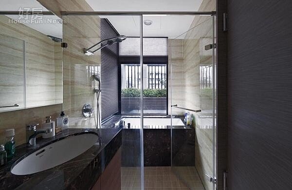 11.主臥相當寬敞,還有間衛浴可欣賞露台景觀。