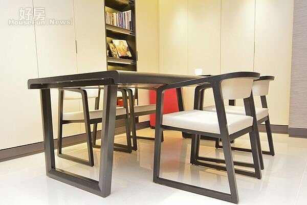 9.餐桌的桌腳採不對稱設計，頗有當代禪風的味道。