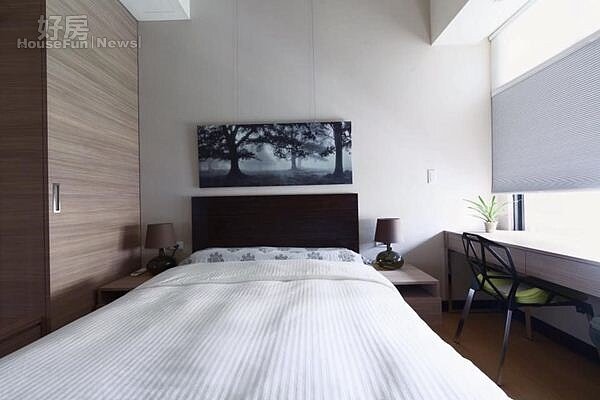 
10.客房佈置融入飯店概念，旁邊有衣櫃與置物空間。