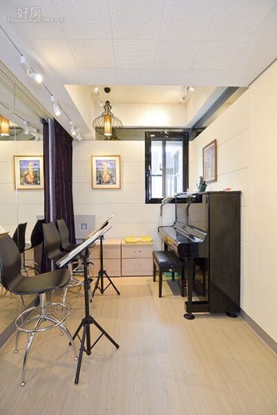 

12.琴房採室中室的隔音設計，方便顏慶賢在家練習與教學生。