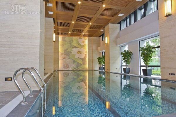 
15.ㄧ樓的游泳池有如專業的VIP休閒會館。