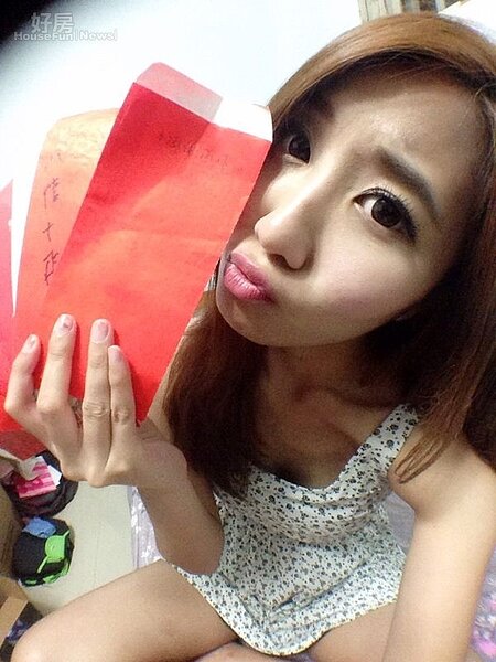 6.Hannah會蒐集每一次工作完當天現領的薪資紅包袋,她覺得這象徵著辛苦工作後豐碩的收獲,也會提醒自己要更努力工作。