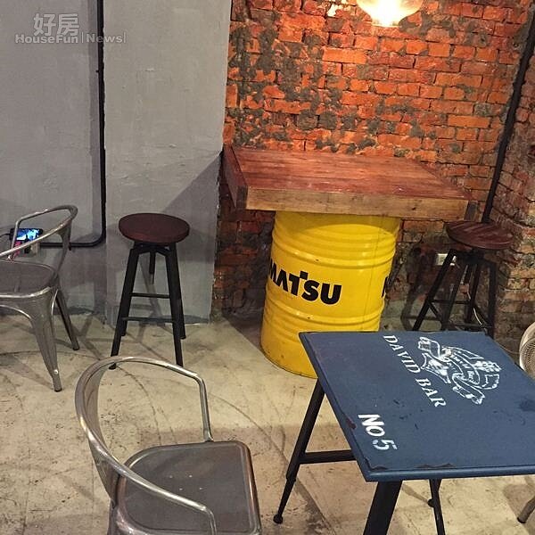 3.餐廳走工業風,店內的桌椅從木材到汽油桶混搭。