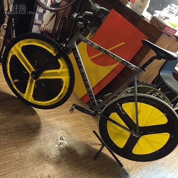 8.周洺甫現在擁有兩台單車,一台代步用,一台則是打馬球時的單車。