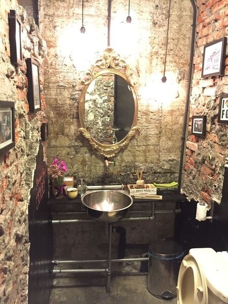 
5.工業風的咖啡廳，裡面的廁所，除了刻意讓磚頭裸露外，搭配了相框跟華麗的鏡子，很有個性。