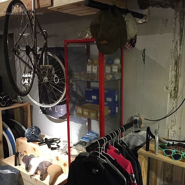 7.「Triple Cafe」有大約10坪空間是單車零件行,販售周洺甫自行開發的零件與配備。