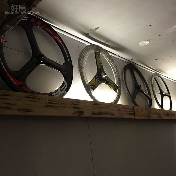 9.牆壁上特別以木條做出突出狀,可以放置單車的輪胎。