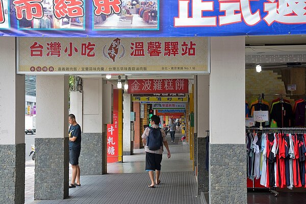 松山線通車8個月，人潮未如預期，店開了又關。（好房網News記者 陳韋帆／攝影）