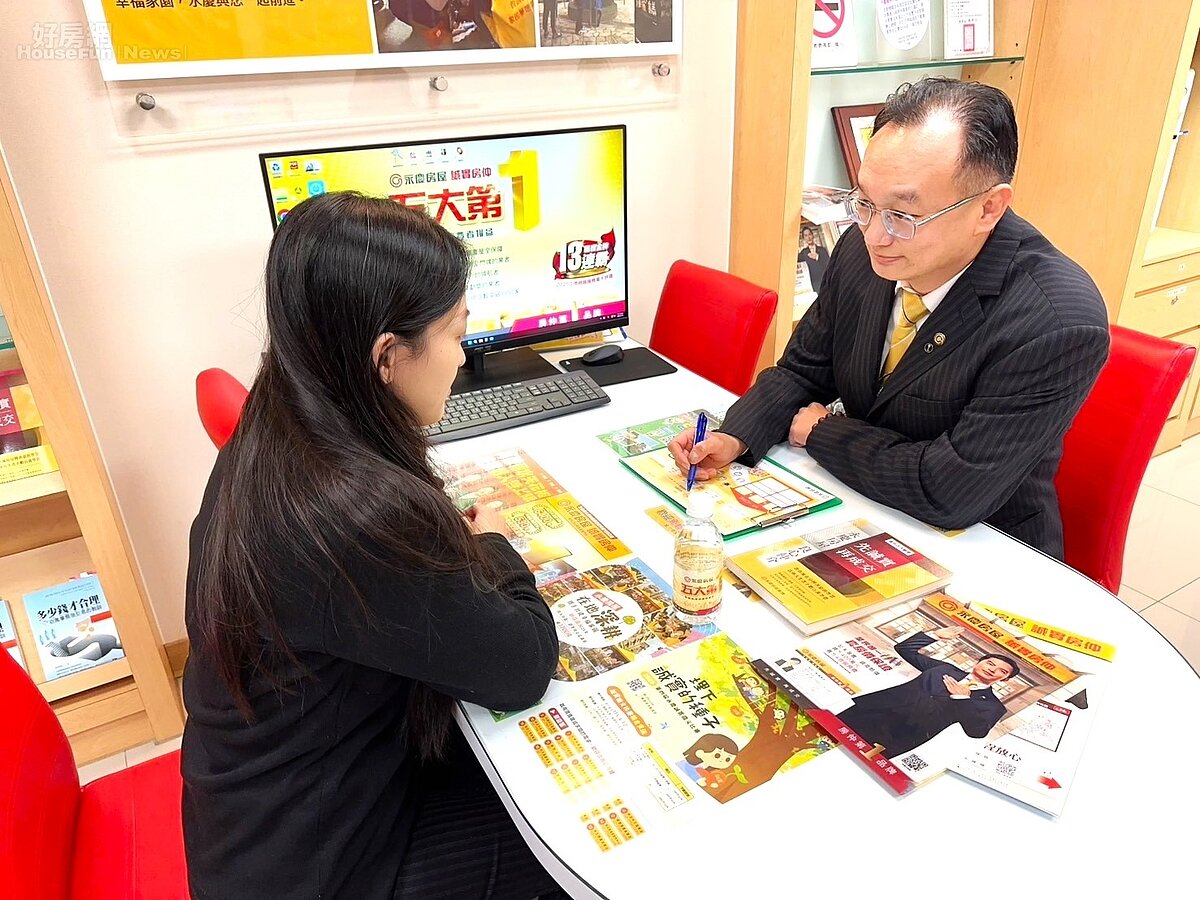 透過「i特助」即時回報，陳彥賓經紀人員(圖右)協助客戶掌握市場動態，協助做出合適決策。圖／永慶房產集團提供