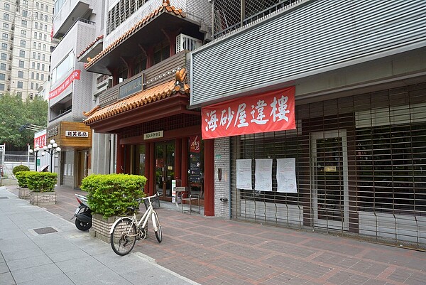 位於仁愛路空總對面的海砂屋,市府判定應拆除,但仍有一半住戶不願搬離,店面至今仍然使用。(好房網News記者 陳韋帆/攝影)