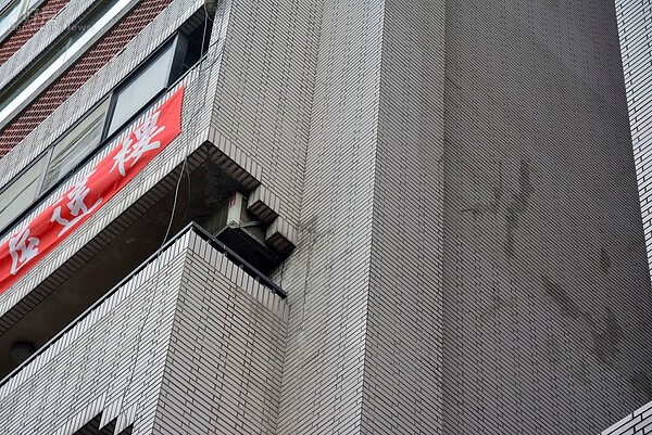 位於仁愛路空總對面的海砂屋,外牆有明顯龜裂補強後之痕跡。(好房網News記者 陳韋帆/攝影)