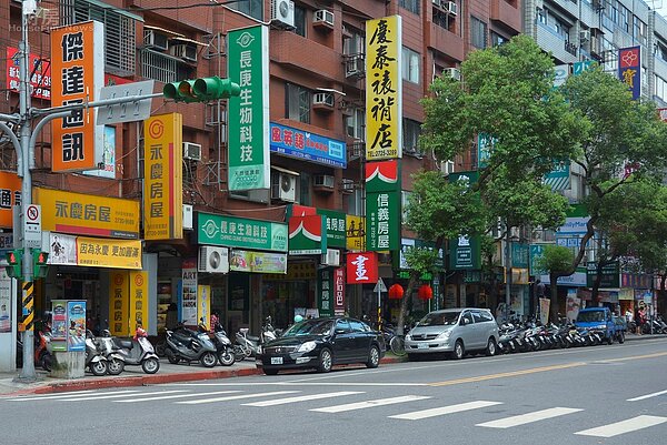 房仲店面街景。(好房網News記者 陳韋帆/攝影)