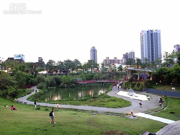 台中秋紅谷豪宅林立