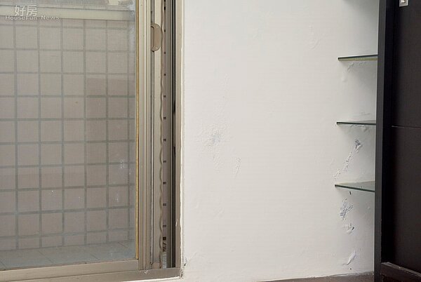 陽台或靠近窗戶的地方，時常有漏水造成壁癌的問題。（好房網News記者 陳韋帆／攝影）