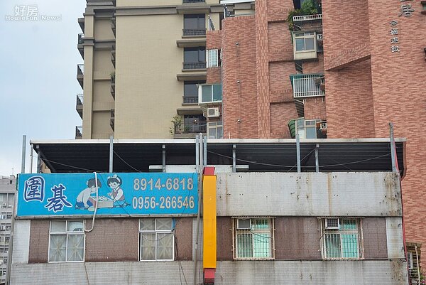 年久失修的老房，可按法規，使用頂加鐵皮斜屋頂的方式補強。（好房網News記者 陳韋帆／攝影）