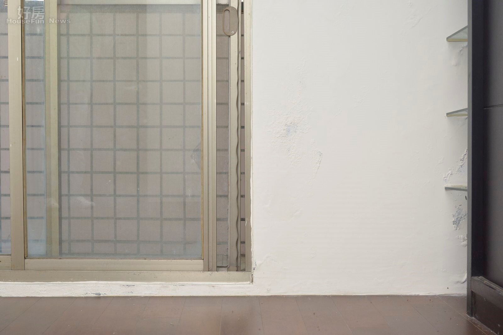 陽台或靠近窗戶的地方,時常有漏水造成壁癌的問題。(好房網News記者 陳韋帆/攝影)