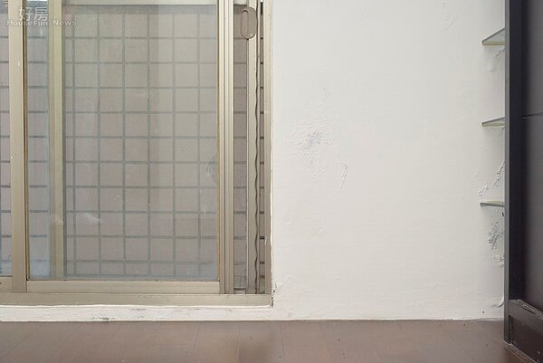 陽台或靠近窗戶的地方,時常有漏水造成壁癌的問題。(好房網News記者 陳韋帆/攝影)