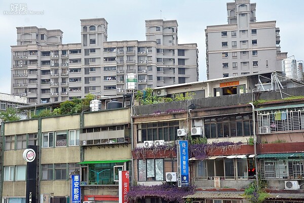 年久失修的老房,可按法規,使用頂加鐵皮斜屋頂的方式補強。(好房網News記者 陳韋帆/攝影)
