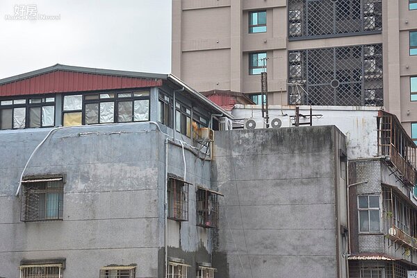 年久失修的老房,可按法規,使用頂加鐵皮斜屋頂的方式補強。(好房網News記者 陳韋帆/攝影)