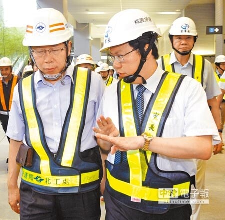 台北市長柯文哲（左）與桃園市長鄭文燦，視察機場捷運線A1站工程。（陳君瑋攝） 