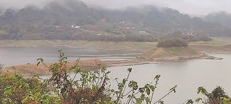 
負責供應台中市、中科園區及苗栗縣竹南科學園區的鯉魚潭水庫水情吃緊，蓄水區多處露出土層見底。（謝明俊攝）
