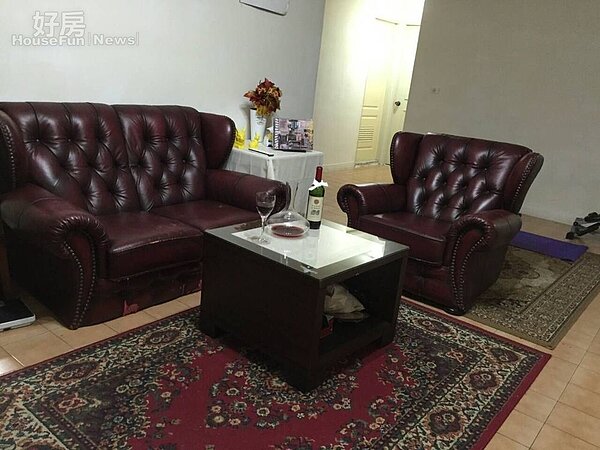 2.客廳格局方正,Maggie以酒紅色沙發跟地毯布置。