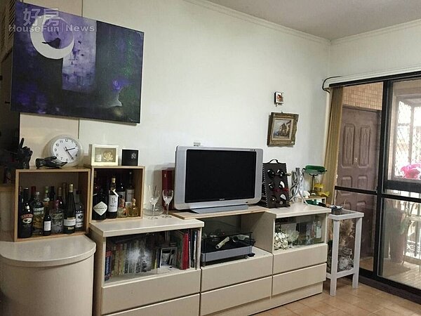 3.電視櫃上頭還有Maggie喜歡的畫作,跟她喜歡的紅酒櫃。