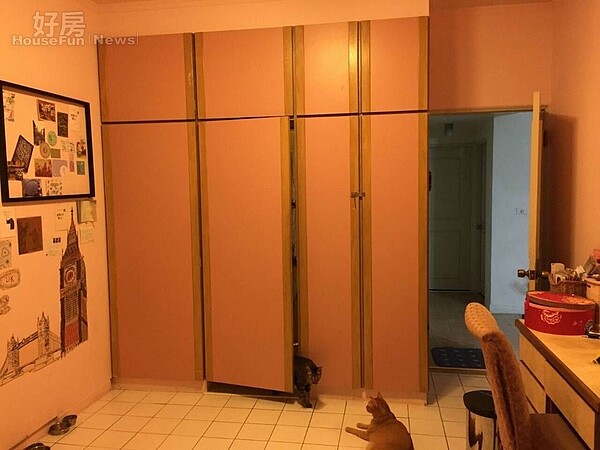 8.臥房裡的另外一面牆也有Maggie的布置,可以看到巴黎鐵塔,地板是白色方格磁磚。