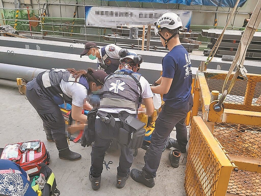 高市一處工地進行高空鋼構組配作業時，發生1.5噸的框型鋼架倒塌意外，一名正在進行焊接工作的27歲泰籍男移工遭重壓，當場失去生命跡象，送醫搶救後仍宣告不治。（高市消防局提供／丁治綱高雄傳真）