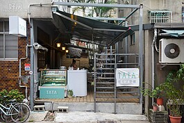 TATA（塔塔）店門口上寫著試營運並非噱頭，真的一切從簡，屋頂是以遮雨棚方式製作，花費約一萬。