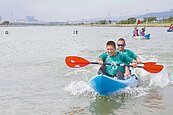趣味獨木舟賽　流著汗學環保