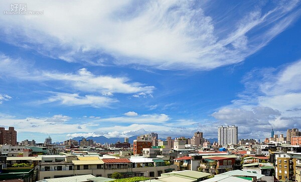 蓮花、昌鴻、南卡三颱環台，北台灣飆破35度高溫，天空一片湛藍、艷陽高照。（好房網News記者 陳韋帆／攝影）