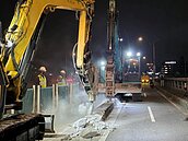 通勤族歡呼！大漢橋機車道分隔島拆除進度超前　「這時間」完工