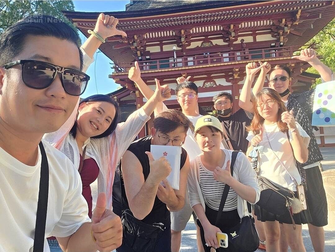 永慶房屋完整的薪獎制度和休假福利，讓許晉誠(左1)賺高薪的同時，也有時間與同仁出遊同樂！