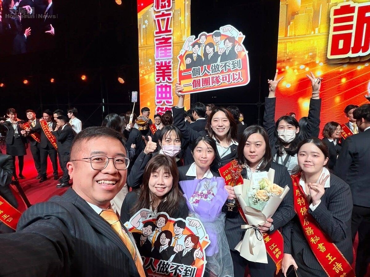 在永慶房屋的團隊合作文化下，江瑋齡(前排右2)找到自己的服務方法，成功賺取高薪，突破收入天花板。圖／永慶房產集團提供