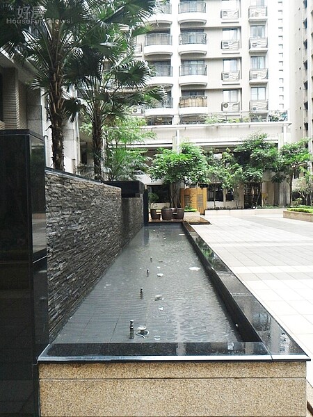 4.庭院的噴泉設計加上綠樹規劃得宜。