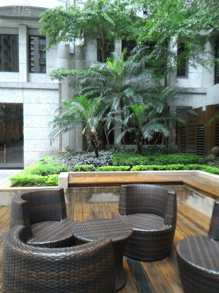 
5.藤製的庭園椅可供住戶休憩之用。