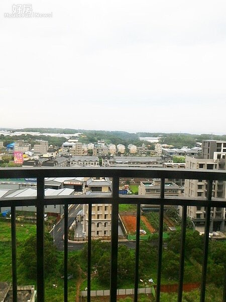 7.蘇霈的高層樓住屋可看到海岸線。