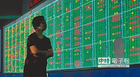 受希臘公投否決紓困案影響,台股6日開盤即下跌63.9點,盤中則受港股由紅翻黑影響,跌幅加劇,終場下跌102.27點,加權股價指數收在9255.96點。(黃世麒攝)