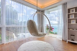 二樓的房間最搶手的就是懸掛的搖椅，這裡也是莫文蔚新MV的拍攝場景。