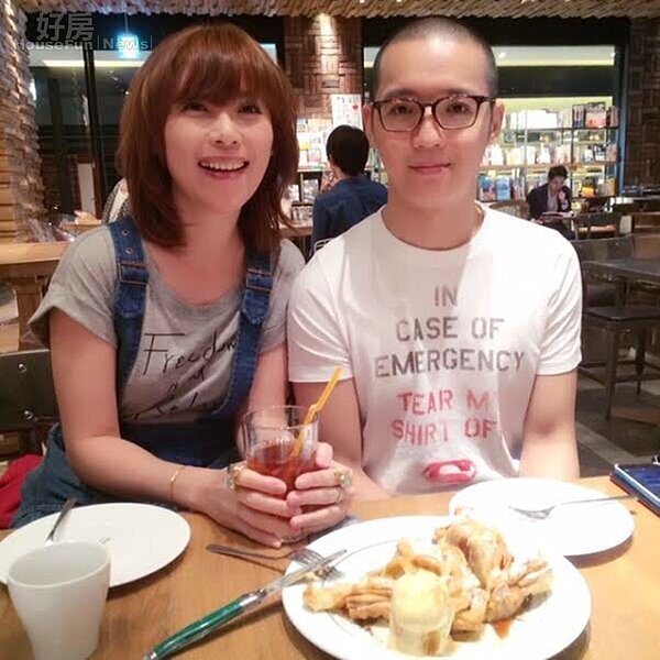 2.黃博健的老婆是知名部落客貴婦奈奈。