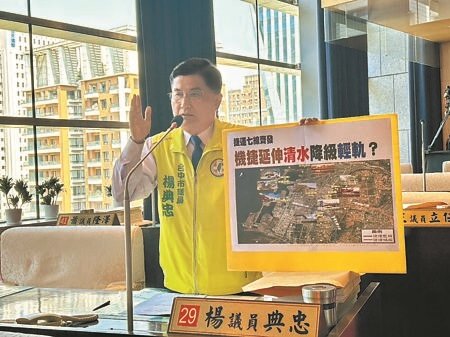 
台中市議員楊典忠25日痛斥，機場捷運（橘線）延伸段規畫輕軌，令海線慘被降級。（陳淑娥攝）
