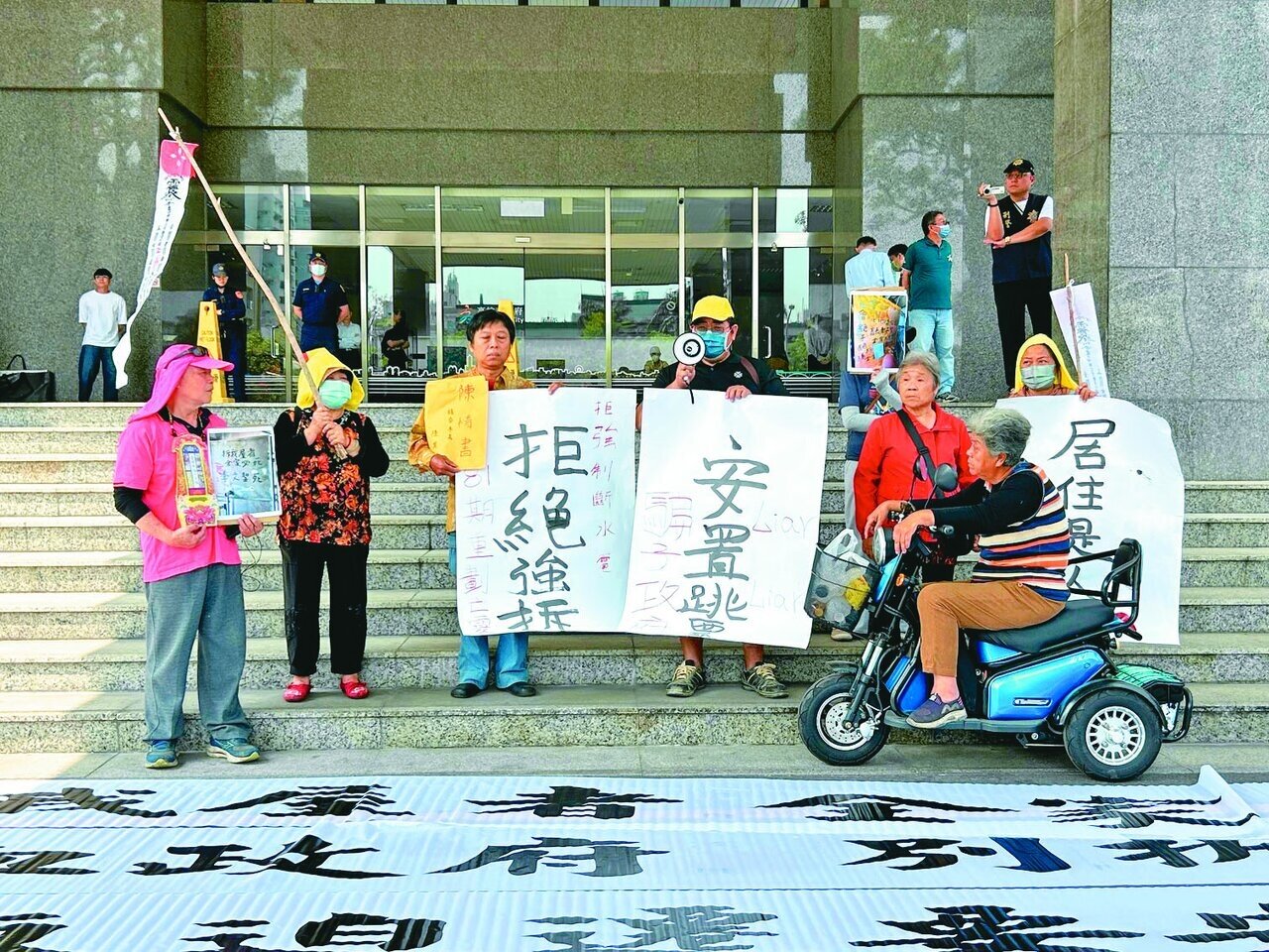 高雄市大寮八一期重劃區的拒遷戶昨以喪家裝扮至四維行政中心陳情。記者徐白櫻／攝影 