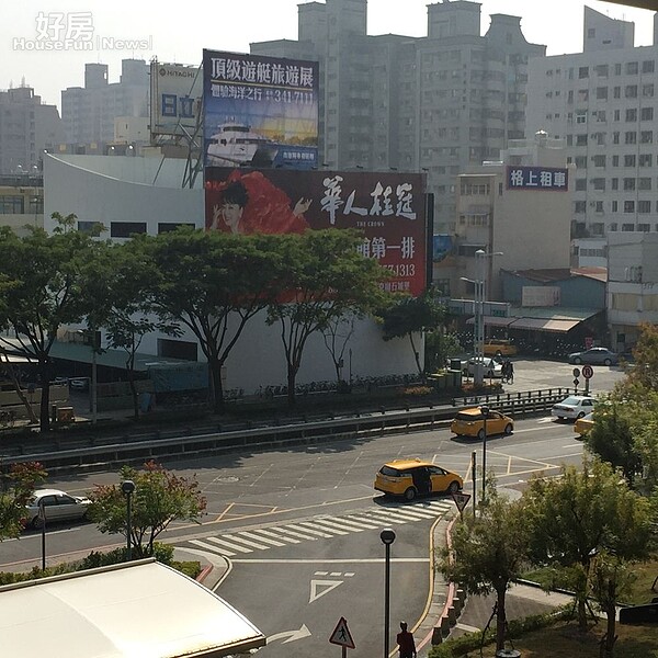 左營高鐵站外,預售看板高高掛。(好房網NEWS記者林美欣攝影)