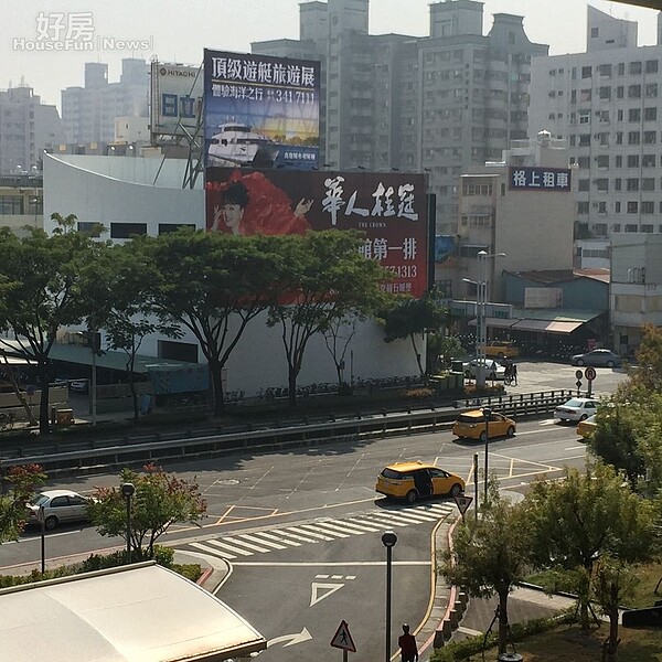 左營高鐵站外,預售看板高高掛。(好房網NEWS記者林美欣攝影)