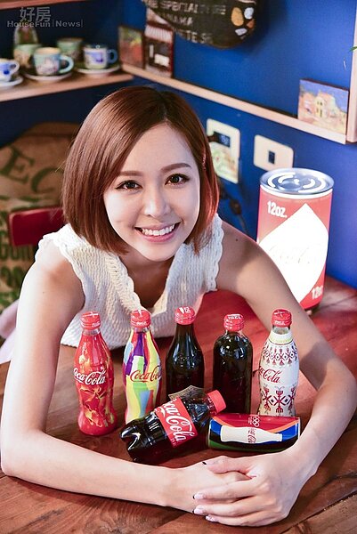 
8.莊茜佳與大家分享她收藏的可樂造型瓶。