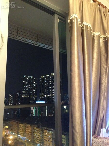 
7.從落地窗看出去，能將整個香港島大廈夜景盡收眼底。